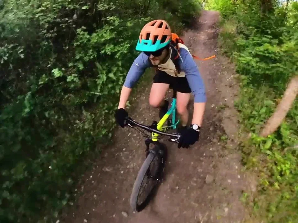 Ciclista in mountain bike su un sentiero