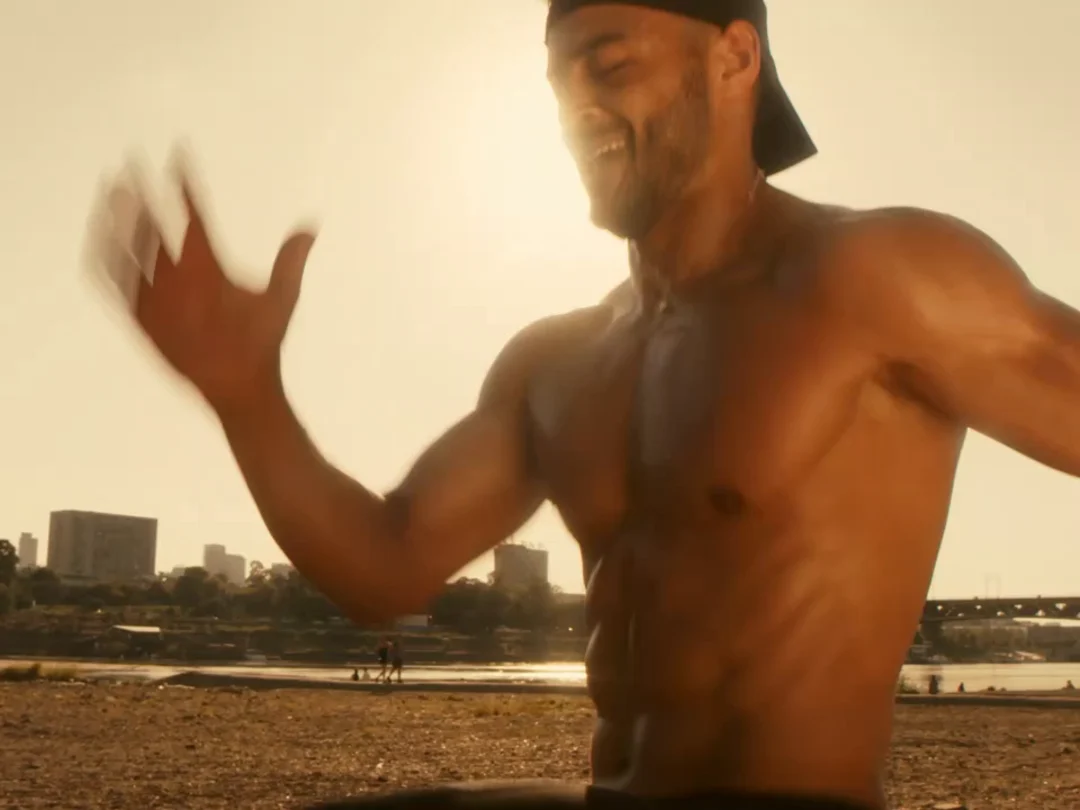 Atleta muscoloso corre nella luce del tramonto