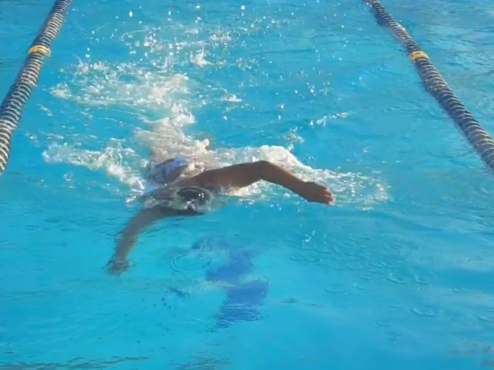 Nuotatore a stile libero in piscina